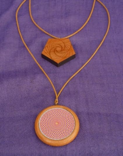 Eine Person trägt das Amulett, was seine schützende und spirituelle Wirkung symbolisiert.